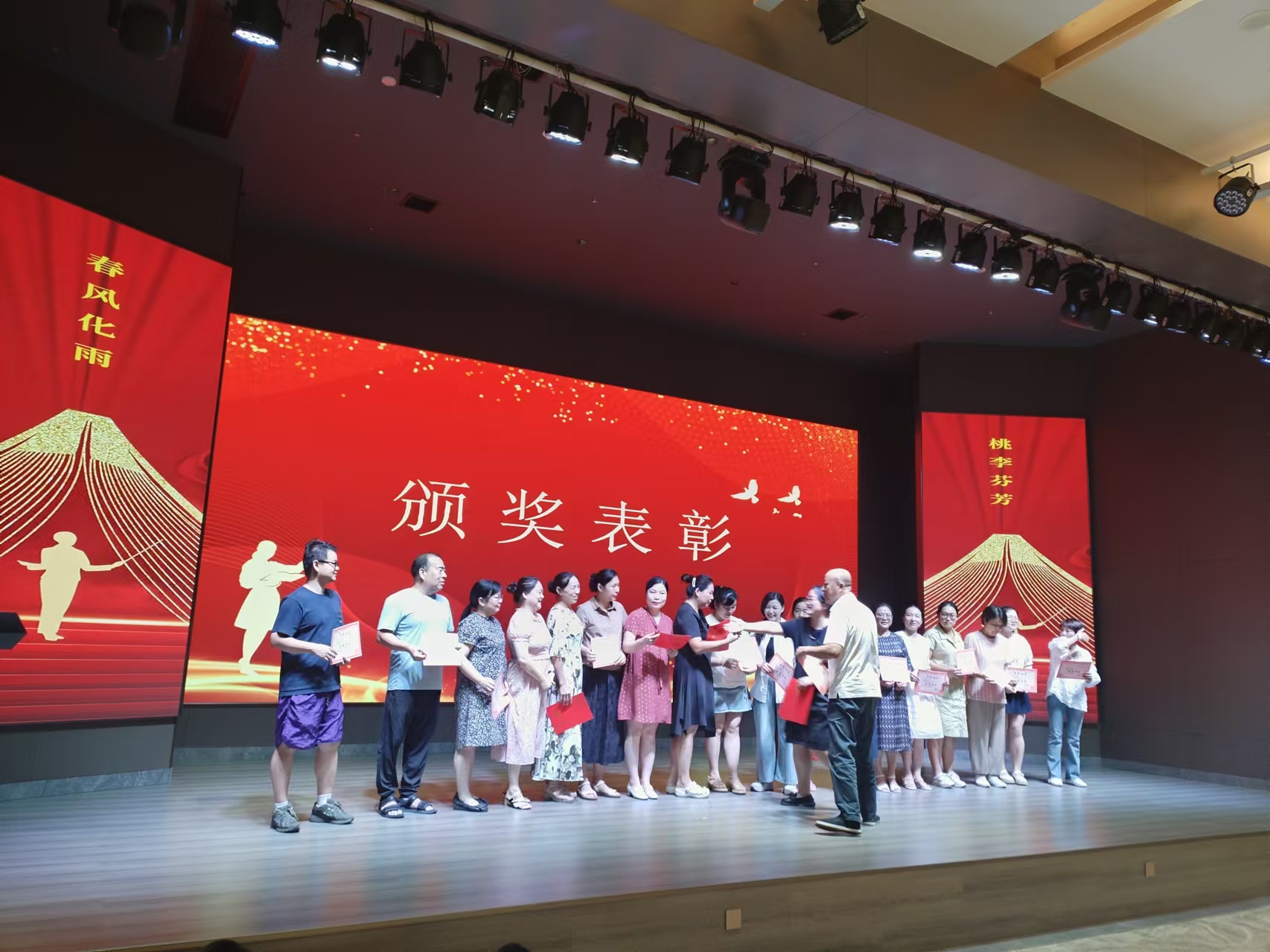 9月10日，曙光學(xué)校教師節(jié)文藝晚會(huì)在湖南精正溢香園酒店舉辦